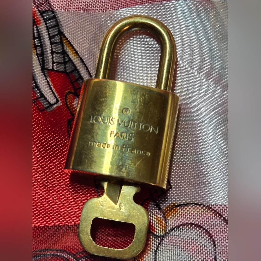 Louis Vuitton Gold Key - Picture 2 of 4